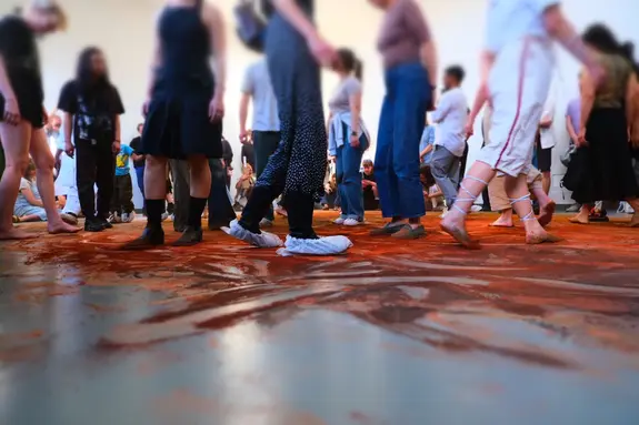 Malina Suliman Walking in the Sea performance foto Carlos Felipe Guzman
